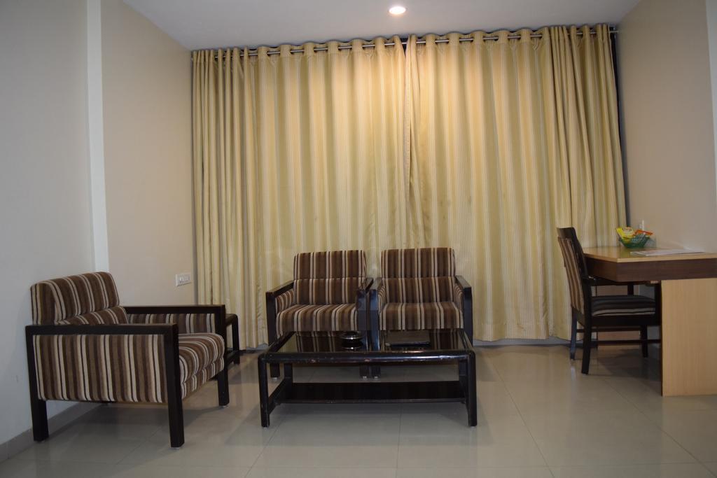 Jai Residency Otel Gāndhīdhām Oda fotoğraf